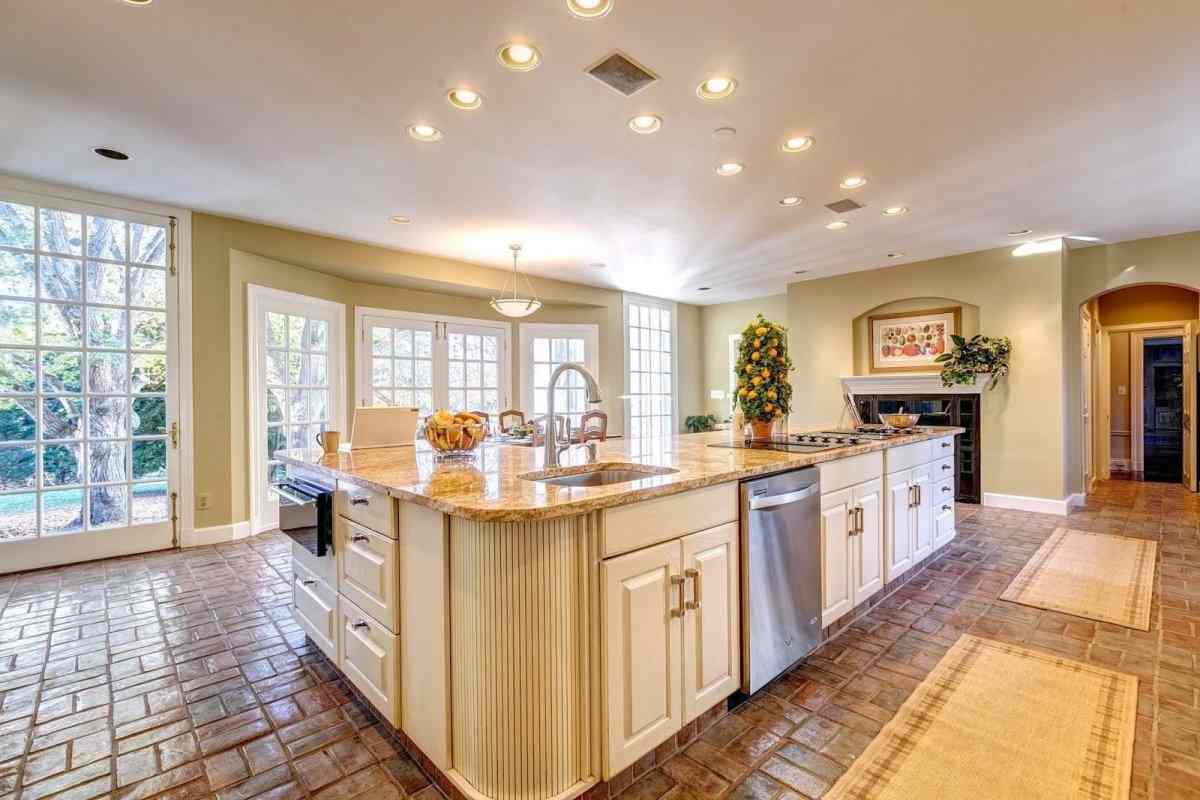  kitchen island tile designs with same countertop color 